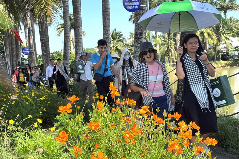 Đoàn Famtrp đi trên con đường làng Du lịch cộng đồng Cồn Sơn Đoàn Famtrp đi trên con đường làng Du lịch cộng đồng Cồn Sơn