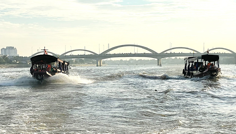 Đoàn Famtrip du thuyền tham quan Chợ nổi Cái Răng Đoàn Famtrip du thuyền tham quan Chợ nổi Cái Răng