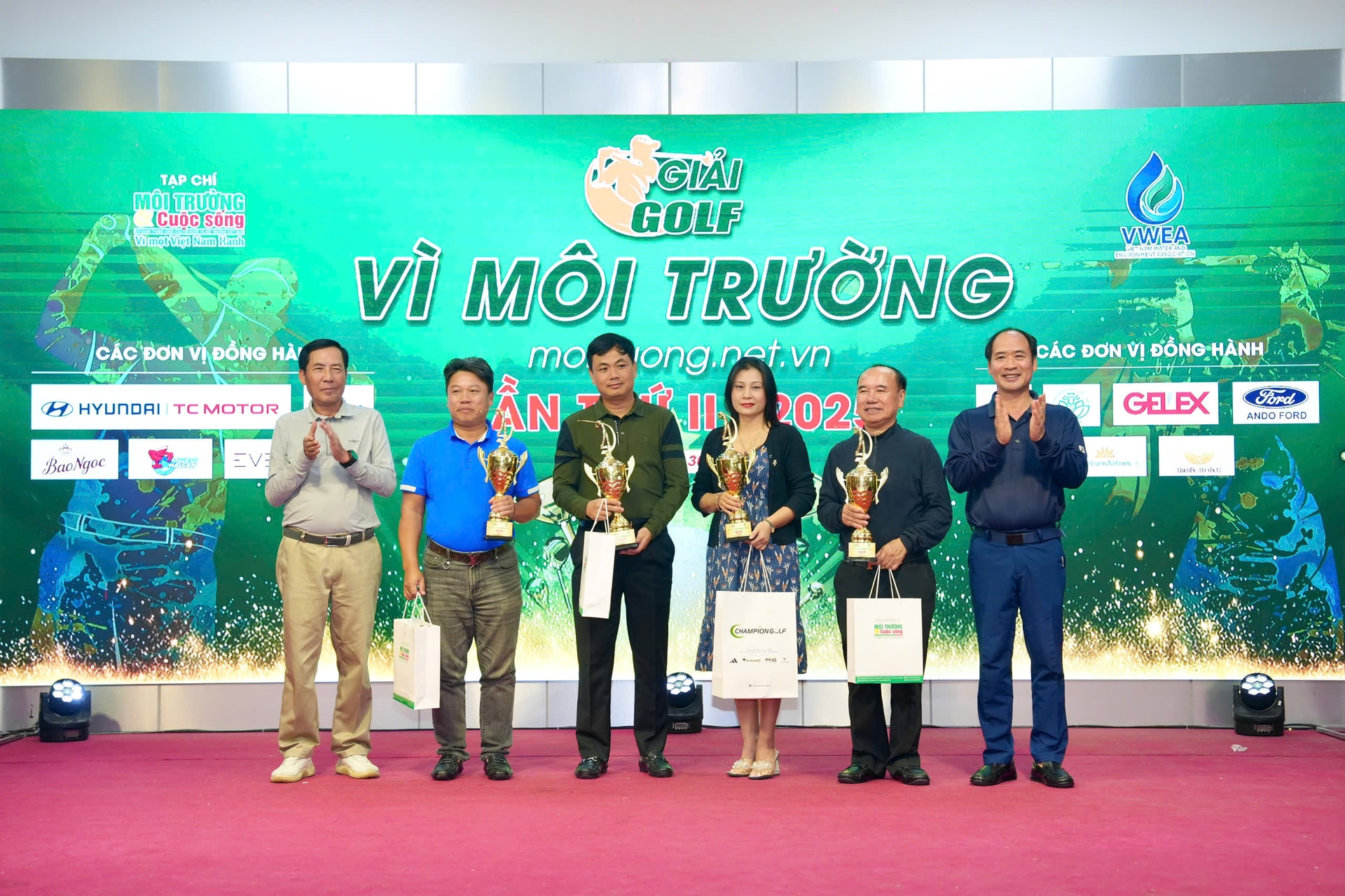 Ông Thuận Hữu (Nguyên Tổng biên tập báo Nhân dân, nguyên chủ tịch hội Nhà báo Việt Nam) và ông Nguyễn Văn Hồi (Thứ trưởng Bộ Nội vụ) trao giải cho các Golfer xuất sắc đạt giải ba các bảng