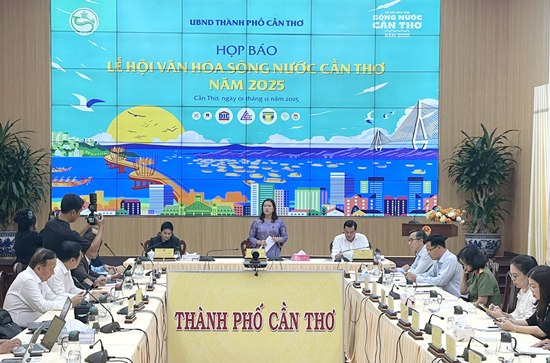 Bà Nguyễn Thị Ngọc Điệp Phó Chủ tịch UBND TP. Cần Thơ phát biểu Họp báo