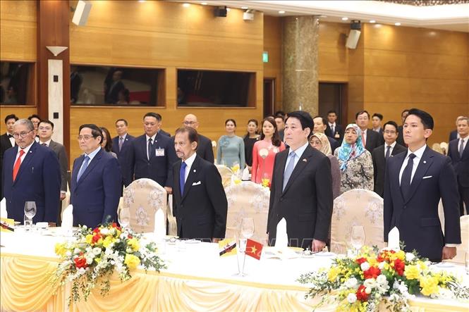 Chủ tịch nước Lương Cường, Thủ tướng Phạm Minh Chính và Quốc vương Brunei Darussalam Haji Hassanal Bolkiah dự tiệc chiêu đãi. Ảnh: Lâm Khánh/TTXVN Chủ tịch nước Lương Cường, Thủ tướng Phạm Minh Chính và Quốc vương Brunei Darussalam Haji Hassanal Bolkiah dự tiệc chiêu đãi. Ảnh: Lâm Khánh/TTXVN