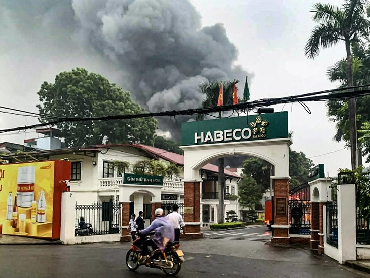 Cháy ở Nhà máy bia Hà Nội tạo thành cột khói bốc cao hàng chục mét