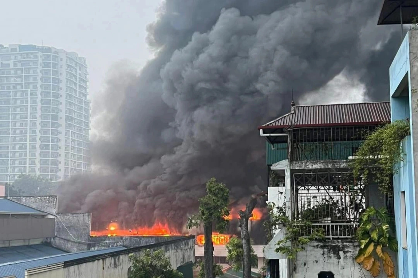 Hỏa hoạn tại Nhà máy Bia Hà Nội, khói đen bốc cao hàng chục mét