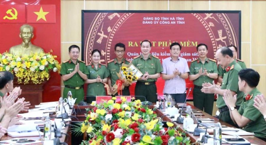 Cơ quan UBKT Đảng ủy Công an tỉnh Hà Tĩnh ra mắt phần mềm “Quản lý dữ liệu kiểm tra, giám sát, thi hành kỷ luật đảng trong Công an Hà Tĩnh”.