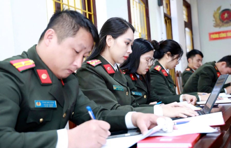 Phòng Công tác chính trị Công an tỉnh Hà Tĩnh luôn tích cực hưởng ứng phong trào “Bình dân học vụ số”.