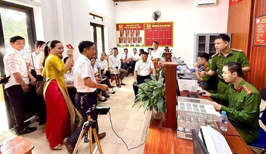 Công an phường Thành Sen hướng dẫn người dân góp ý các dự thảo luật trên điện thoại thông minh.