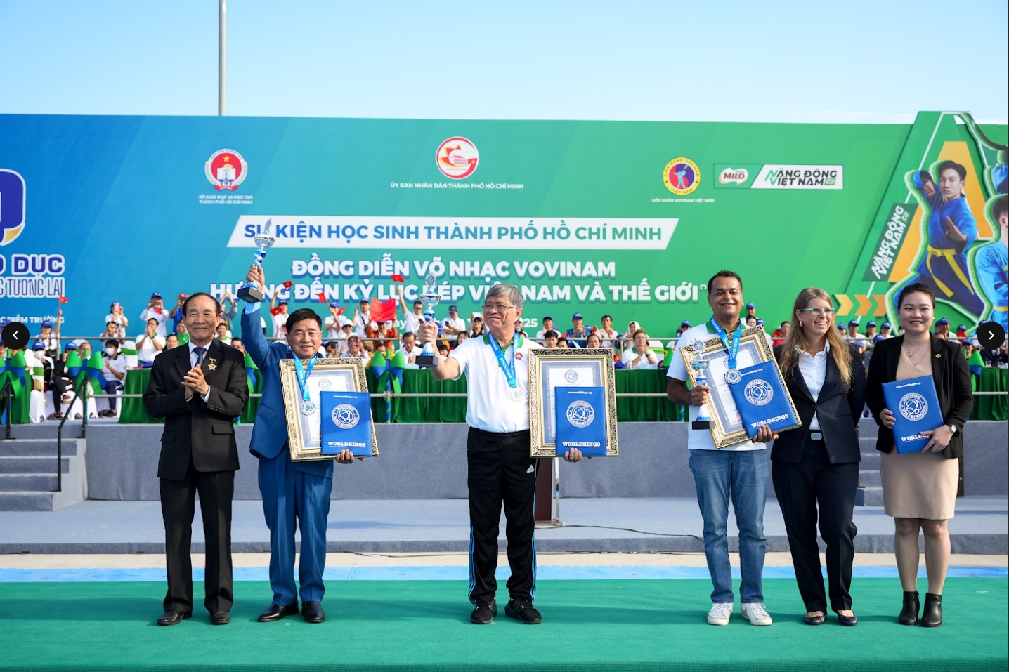 Đồng diễn võ nhạc Vovinam với sự tham gia của 60.000 học sinh chính thức xác lập kỷ lục kép Việt Nam và thế giới