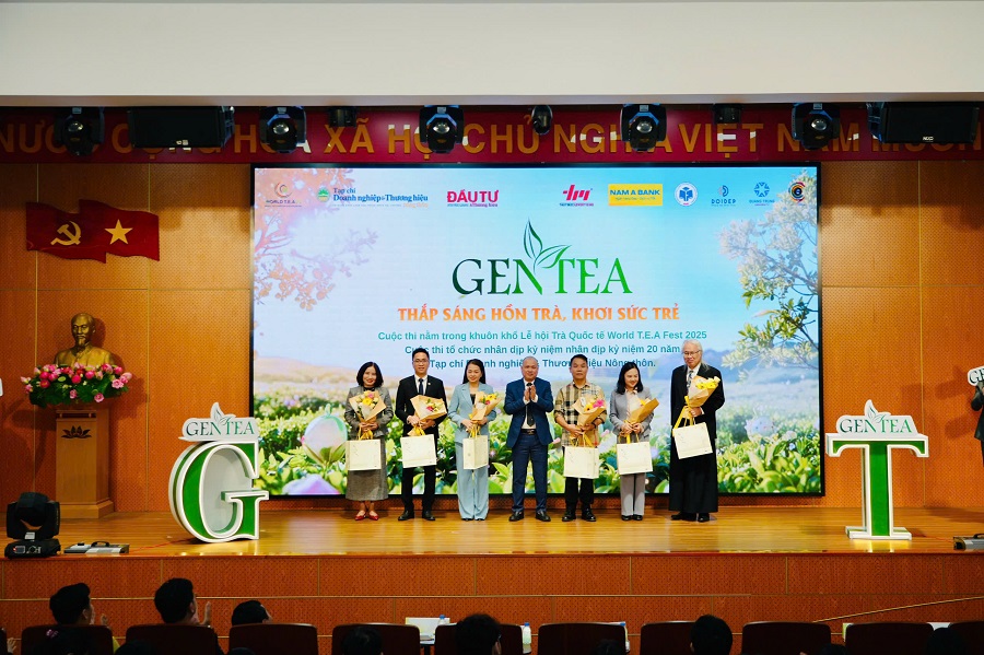 Ban Giám khảo nhận hoa và quà từ Ban Tổ chức