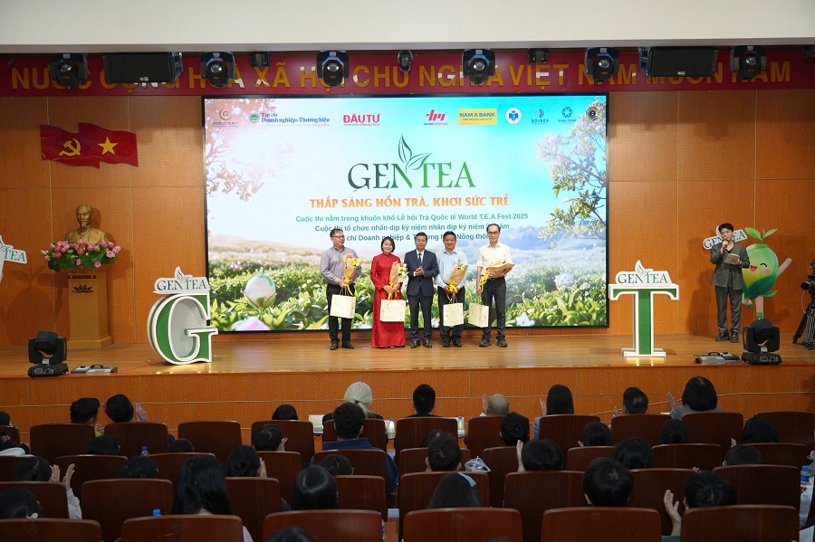 Các Mentor nhận hoa và quà từ Ban tổ chức