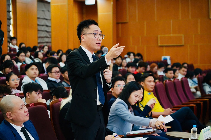 Giám khảo TS. Tô Bá Lâm - Hiệu trưởng Trường Đại học Quang Trung nhận xét đội thi