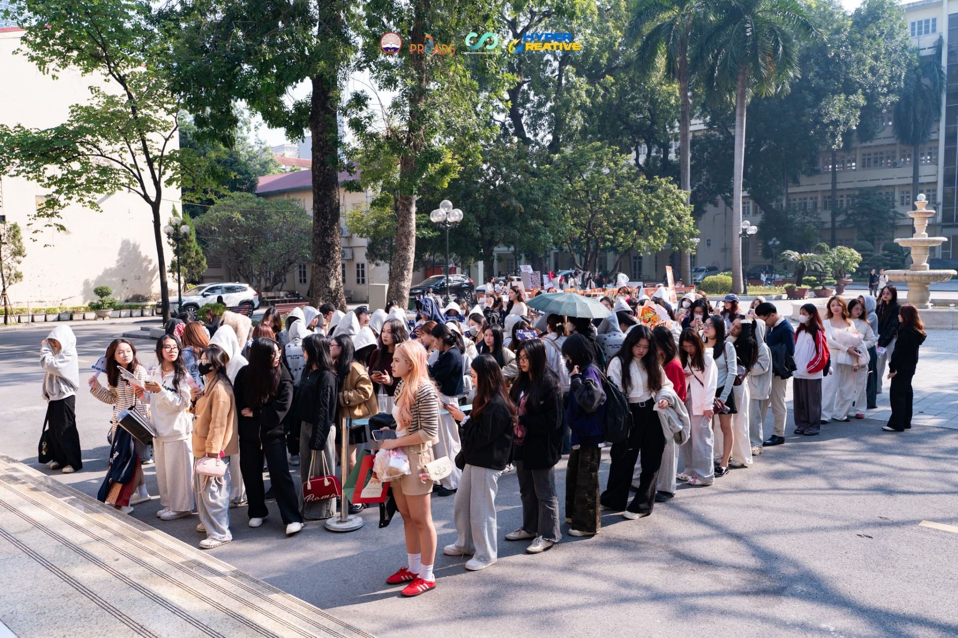 Ảnh 1: Người nhà thí sinh có mặt từ sớm nhằm cổ vũ tinh thần các đội thi.