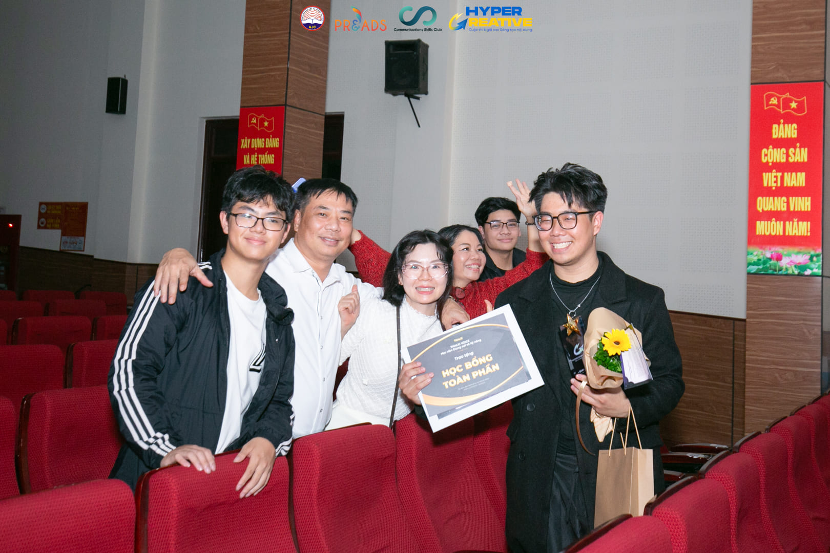 Ảnh 4: Quán quân CREATIVE HUNTER chia sẻ niềm vui chiến thắng cùng gia đình.