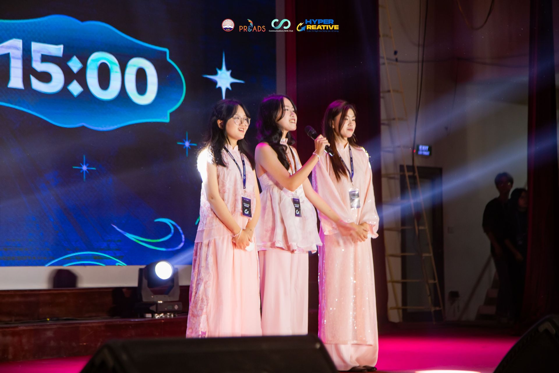 Ba cô nàng “Mọt Văn” tự tin tỏa sáng trên sân khấu và mang về danh hiệu Á quân HyperCreative 2025.