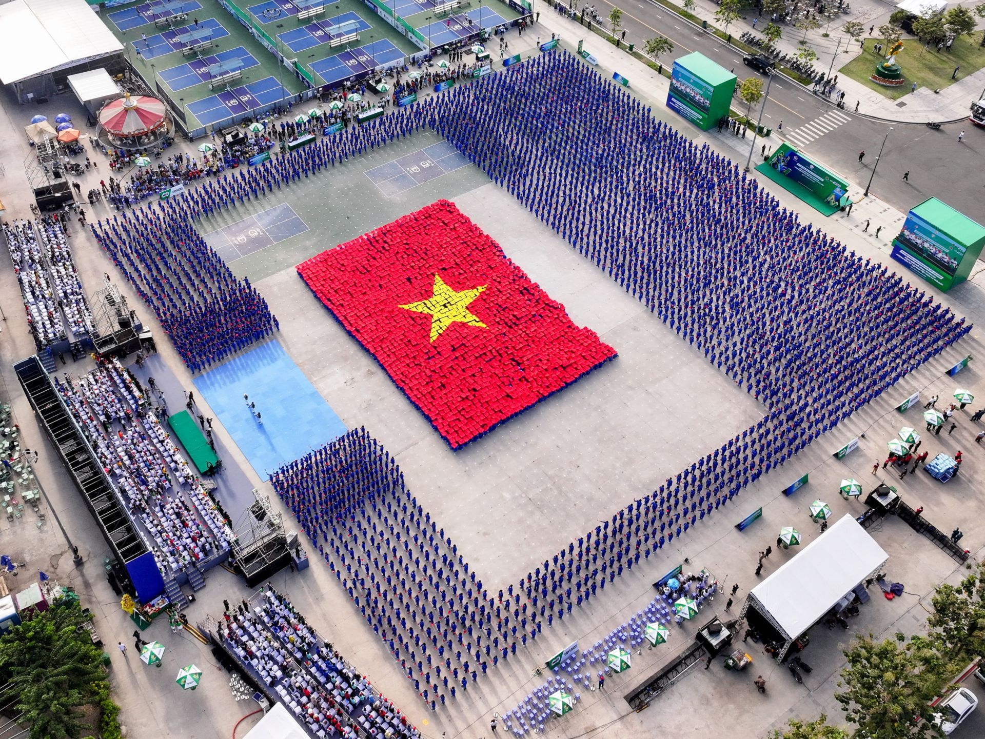 Màn xếp thành hình Quốc kỳ Việt Nam trên nền nhạc Giai Điệu Tự Hào