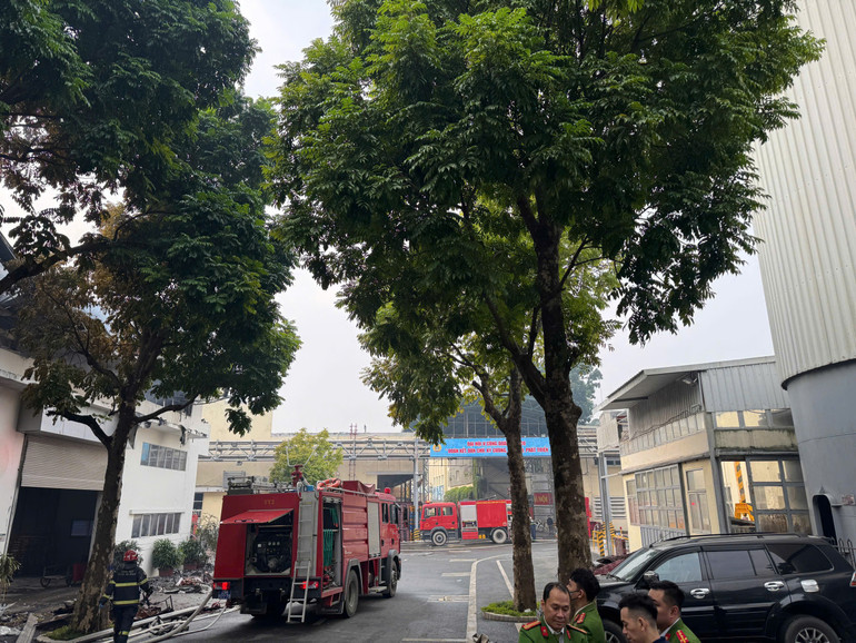 Lực lượng chữa cháy đang khẩn trương triển khai các biện pháp dập lửa, khống chế đám cháy. (Ảnh: Công an phường Ngọc Hà cung cấp)