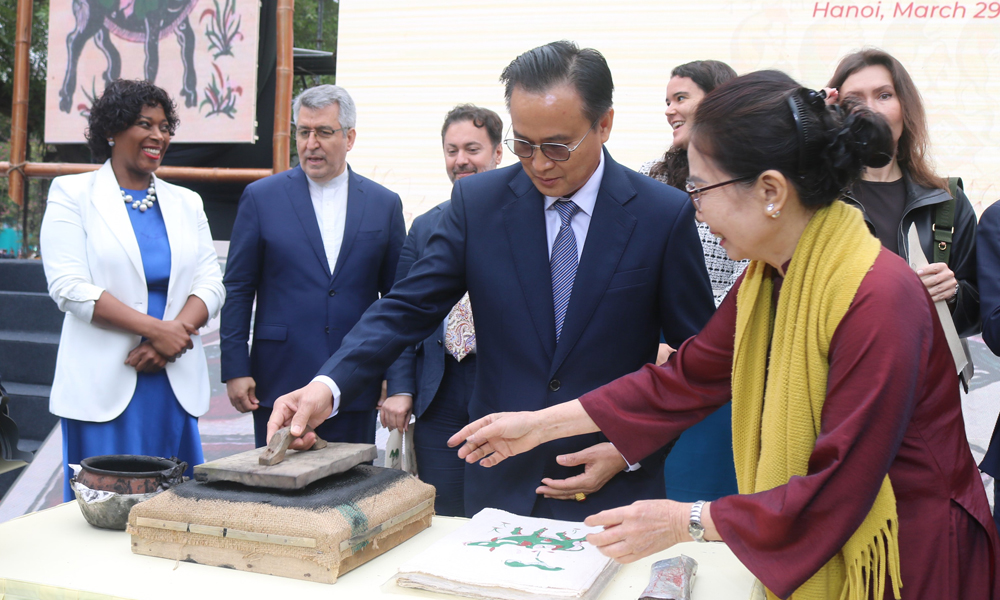 Khách quốc tế trải nghiệm in tranh dân gian Đông Hồ trong khuôn khổ chương trình 