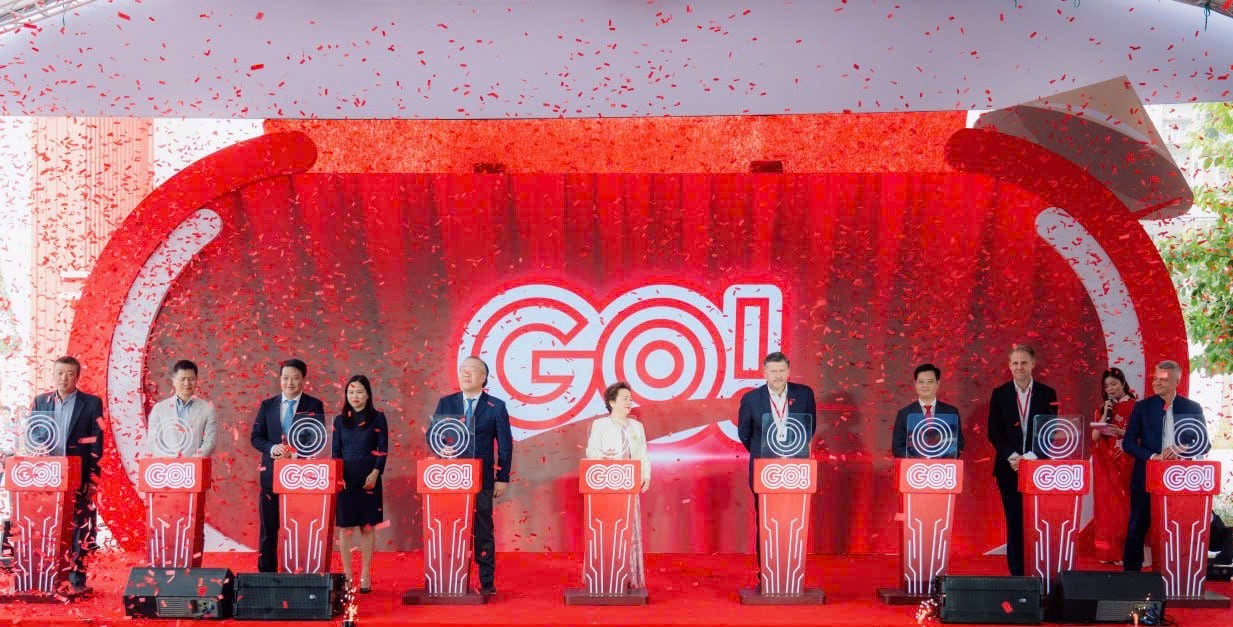 C&aacute;c đại biểu thực hiện nghi thức Khai trương Trung t&acirc;m thương mại GO! Thăng Long