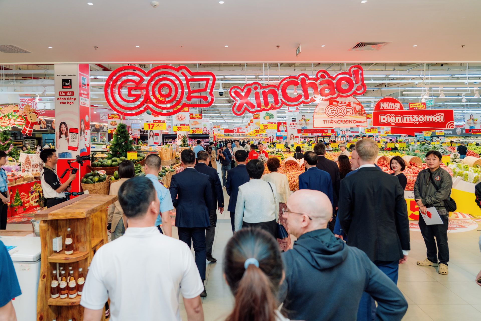 C&aacute;c đại biểu c&ugrave;ng đi tham quan Go Thăng Long trong diện mạo ho&agrave;n to&agrave;n mới