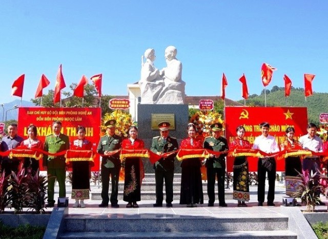 Các đại biểu cắt băng khánh thành thành tượng đài “Bác Hồ với chiến sĩ Biên phòng”. Các đại biểu cắt băng khánh thành thành tượng đài “Bác Hồ với chiến sĩ Biên phòng”.
