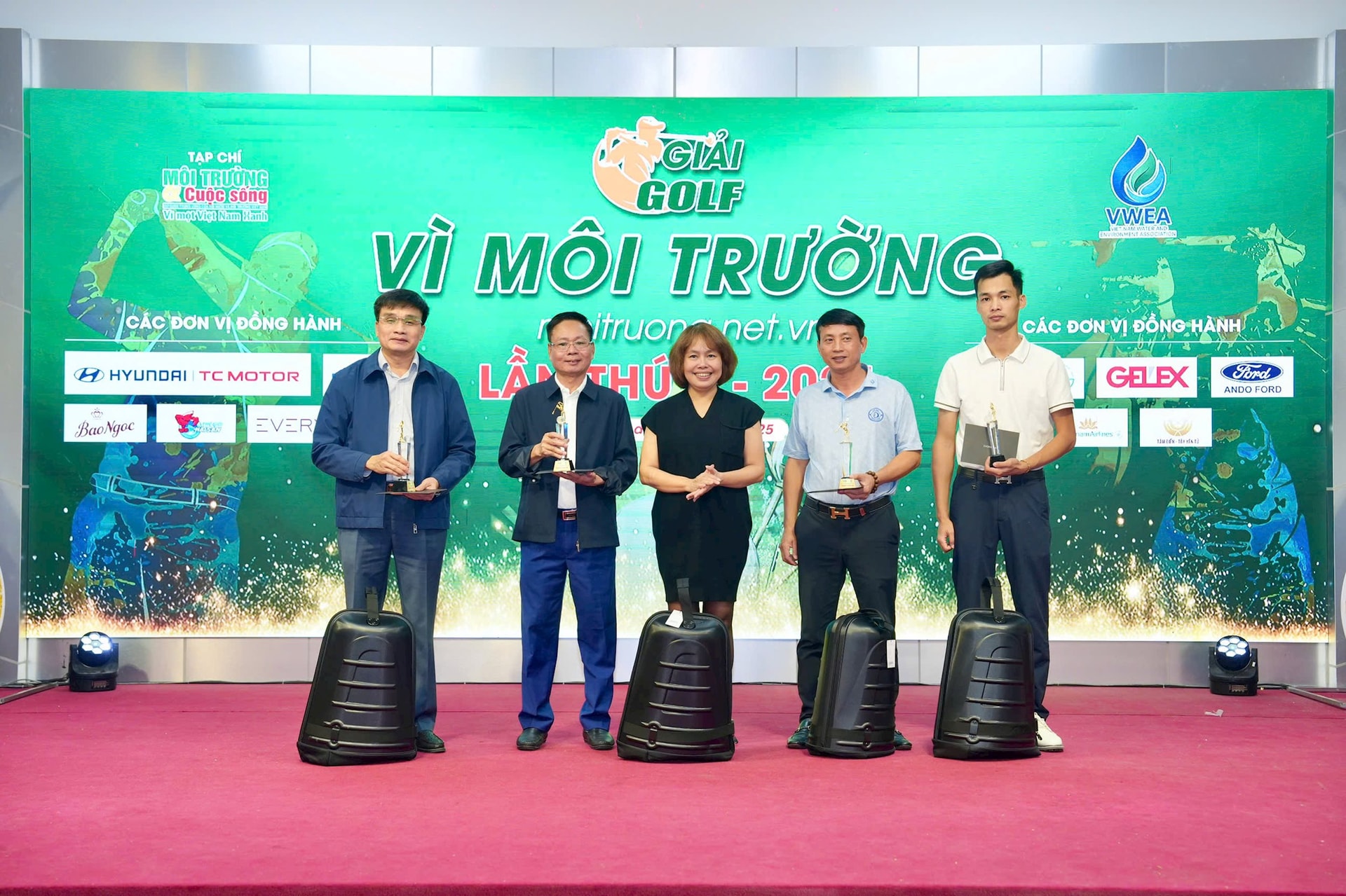 Bà Đặng Thị Phương Thảo (Phó cục trưởng Cục Báo chí, Bộ Văn hóa Thể thao và Du lịch) trao giải cho các Golfer đạt các giải kỹ thuật tại giải đấu