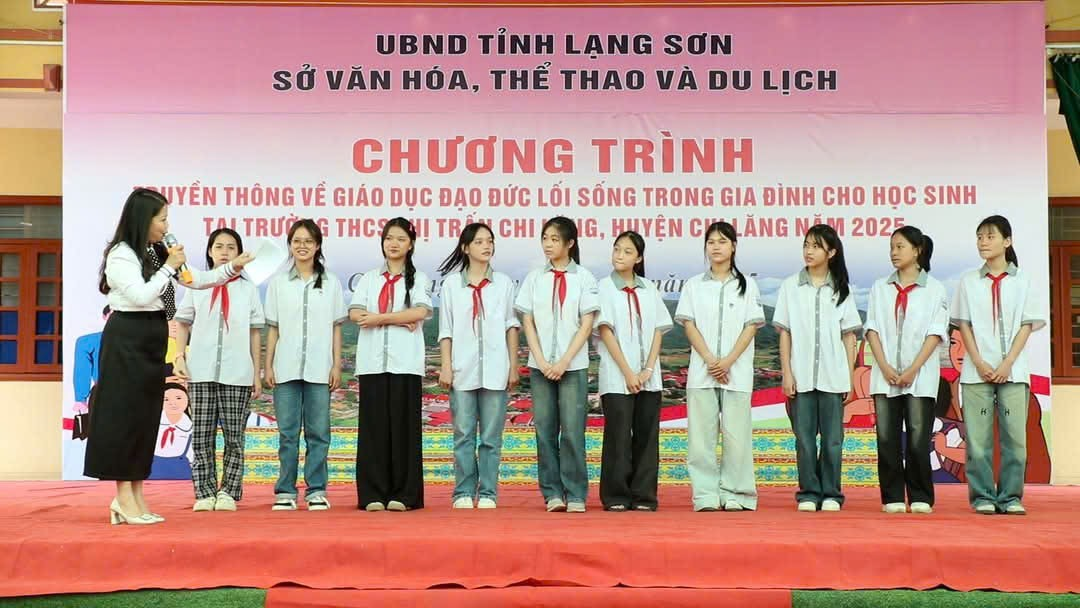 Chuyên gia tâm lý và các em học sinh trao đổi tại Chương trình Truyền thông về giáo dục đạo đức lối sống trong gia đình tại trường THCS Chi Lăng năm 2025
