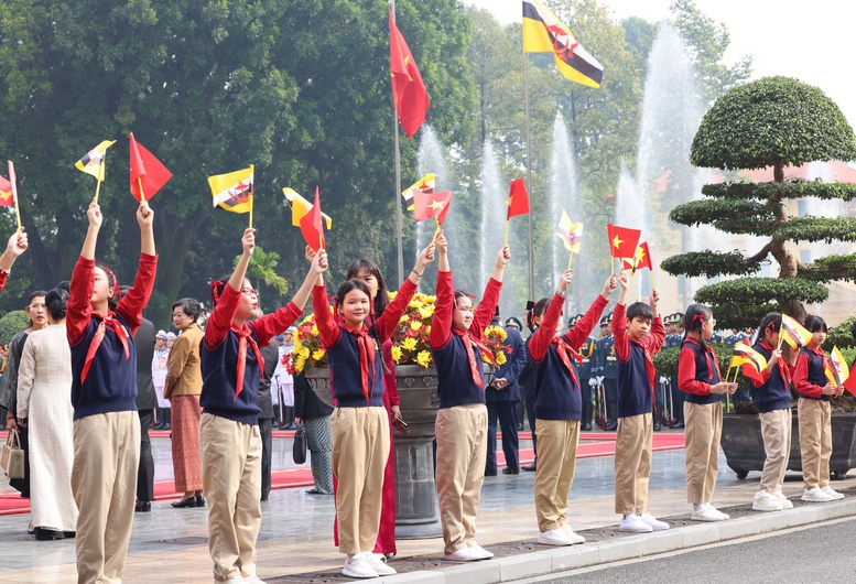 Đông đảo các cháu thiếu nhi Thủ đô có mặt tại Phủ Chủ tịch vẫy cờ hai nước chào đón Quốc vương Haji Hassanal Bolkiah cùng Đoàn cấp cao Brunei - Ảnh VGP/Nhật Bắc Đông đảo các cháu thiếu nhi Thủ đô có mặt tại Phủ Chủ tịch vẫy cờ hai nước chào đón Quốc vương Haji Hassanal Bolkiah cùng Đoàn cấp cao Brunei - Ảnh VGP/Nhật Bắc