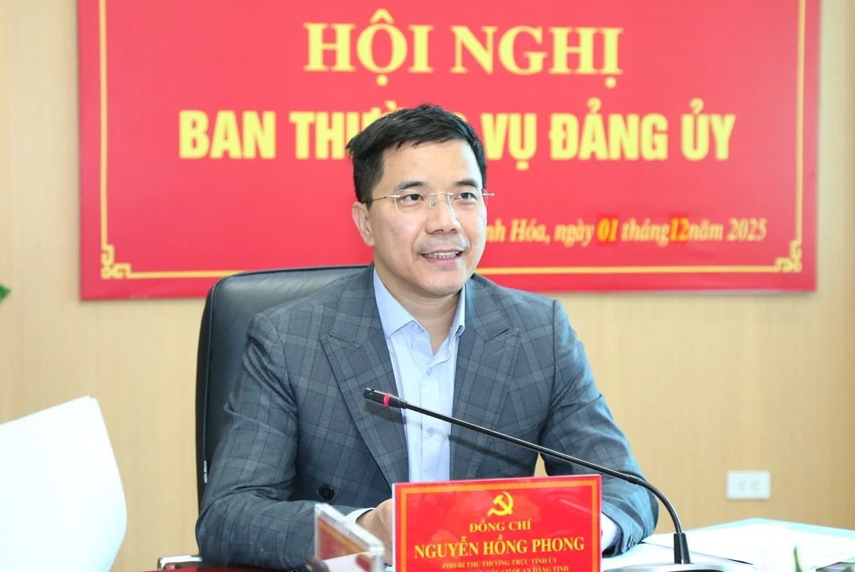 Đồng chí Nguyễn Hồng Phong, Phó Bí thư Thường trực Tỉnh ủy, Bí thư Đảng ủy các cơ quan Đảng tỉnh phát biểu kết luận hội nghị.