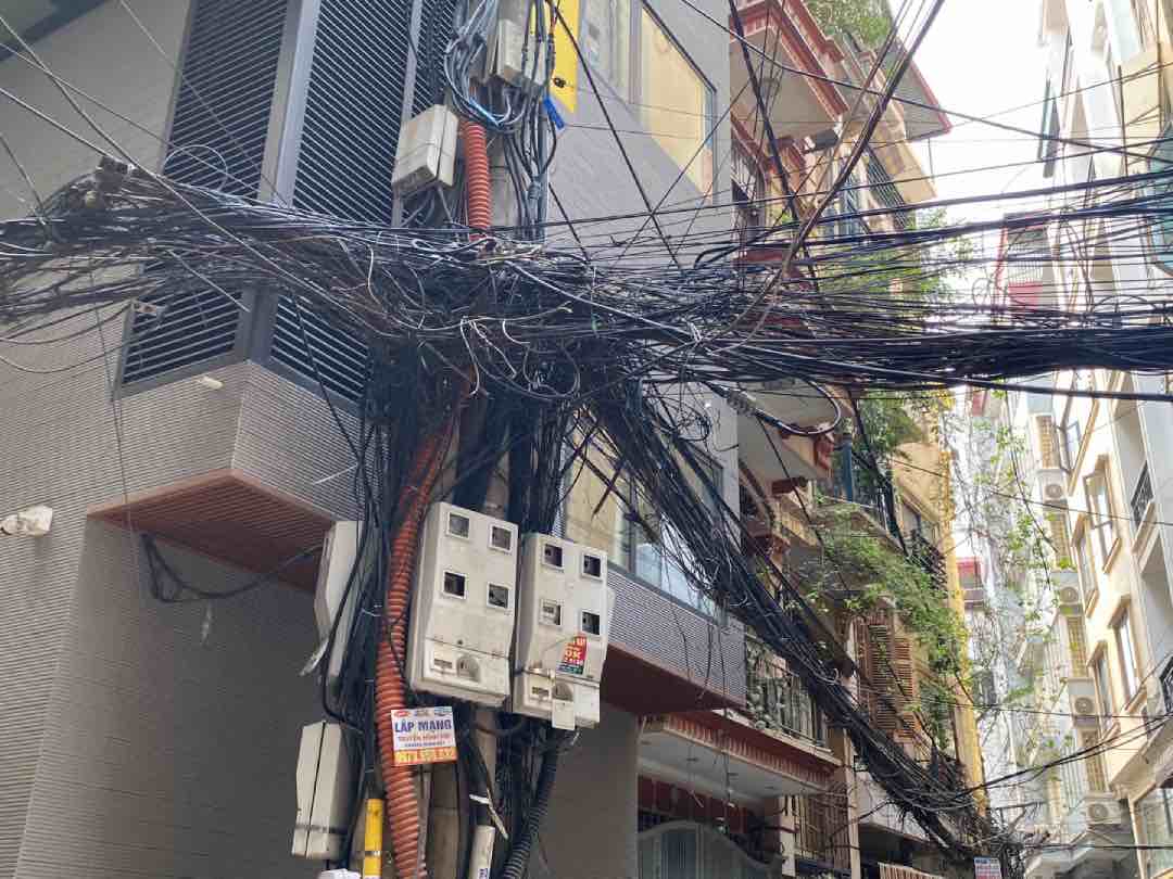 Hà Nội tăng cường kiểm tra và xử lý dây điện, cáp viễn thông chằng chịt trên nhiều tuyến phố