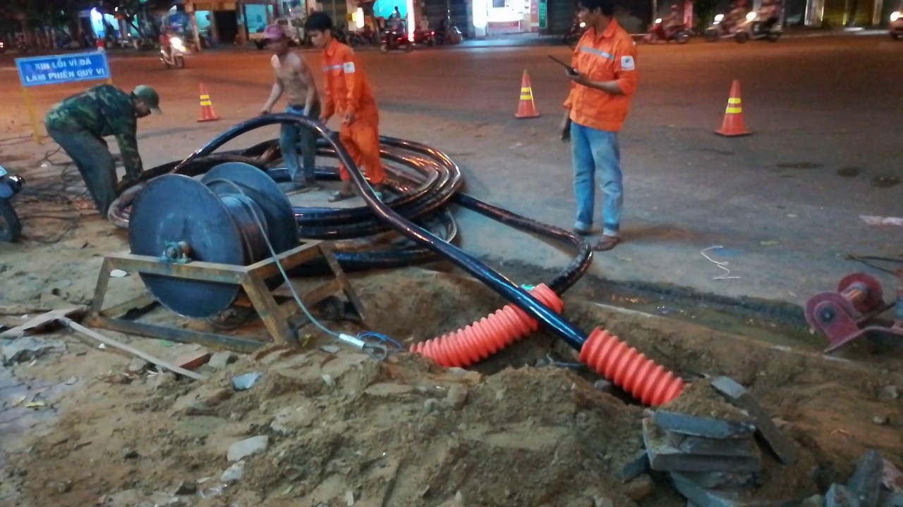 Công nhân kỹ thuật hạ cáp và bó gọn dây trên cao trong đợt chỉnh trang cuối năm.