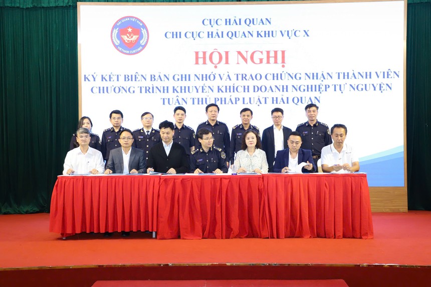 Lãnh đạo Chi cục Hải quan khu vực X ký kết Biên bản ghi nhớ công nhận tham gia Chương trình khuyến khích doanh nghiệp tự nguyện tuân thủ pháp luật hải quan cho các doanh nghiệp Lãnh đạo Chi cục Hải quan khu vực X ký kết Biên bản ghi nhớ công nhận tham gia Chương trình khuyến khích doanh nghiệp tự nguyện tuân thủ pháp luật hải quan cho các doanh nghiệp