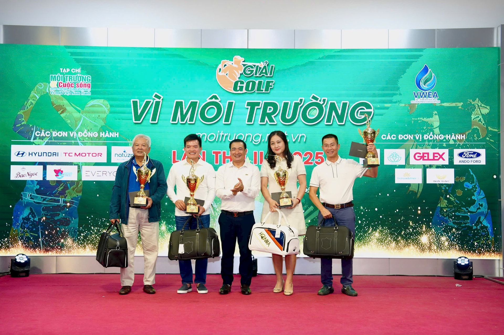 Ông Nguyễn Văn Toàn (Tổng biên tập Tạp chí điện tử Môi trường và Cuộc sống) trao giải cho các Golfer xuất sắc đạt giải nhất các bảng