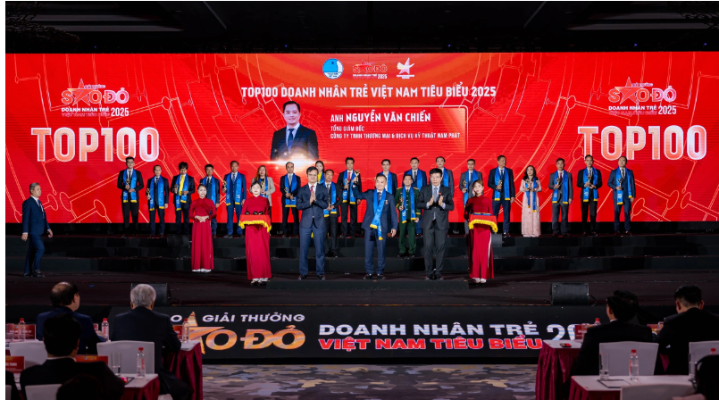 &Ocirc;ng Nguyễn Văn Chiến nhận giải thưởng Sao Đỏ - Top 100 Doanh nh&acirc;n trẻ Việt Nam ti&ecirc;u biểu 2025