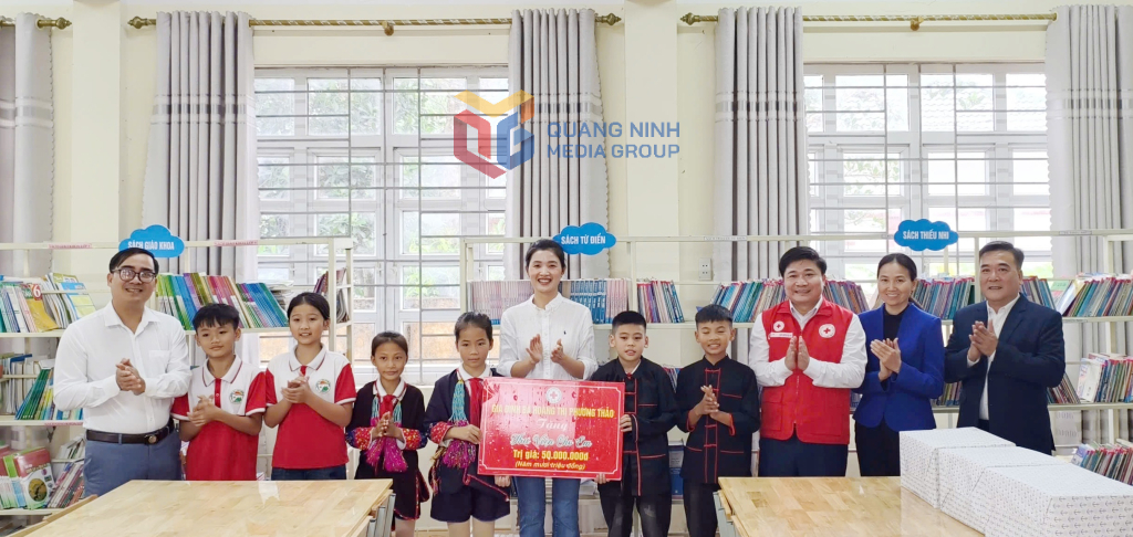 Lãnh đạo Hội Chữ thập đỏ tỉnh Quảng Ninh, xã Quảng Đức, nhà trường và bà Hoàng Thị Phương Thảo trao tặng Thư viện cho em tại Điểm trường TH-THCS Quảng Thịnh (xã Quảng Đức).