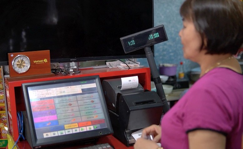 Bà Doanh trở nên bận rộn hơn kể từ khi bán kèm vé số Vietlott Bà Doanh trở nên bận rộn hơn kể từ khi bán kèm vé số Vietlott