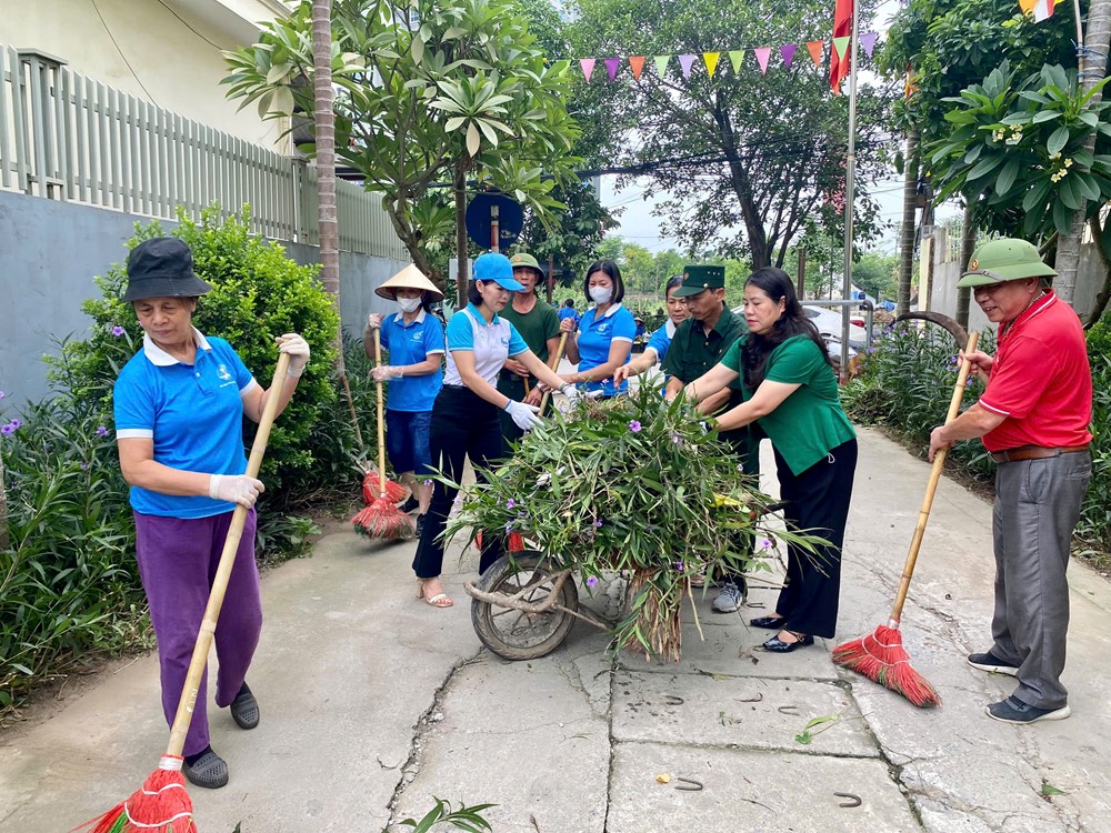 Hà Nội: Phường Phú Thượng đẩy mạnh dọn dẹp và cải tạo không gian xanh dịp cuối năm