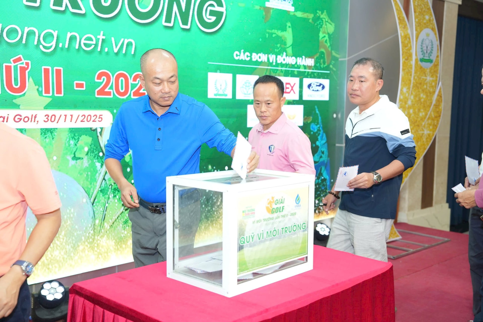 Các golfer lên ủng hộ, quyên góp cho quỹ "Vì môi trường"