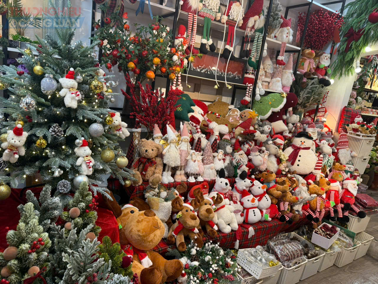 Các cửa hàng bày bán đa dạng phụ kiện và đồ trang trí Noel phục vụ nhu cầu mua sắm dịp cuối năm.