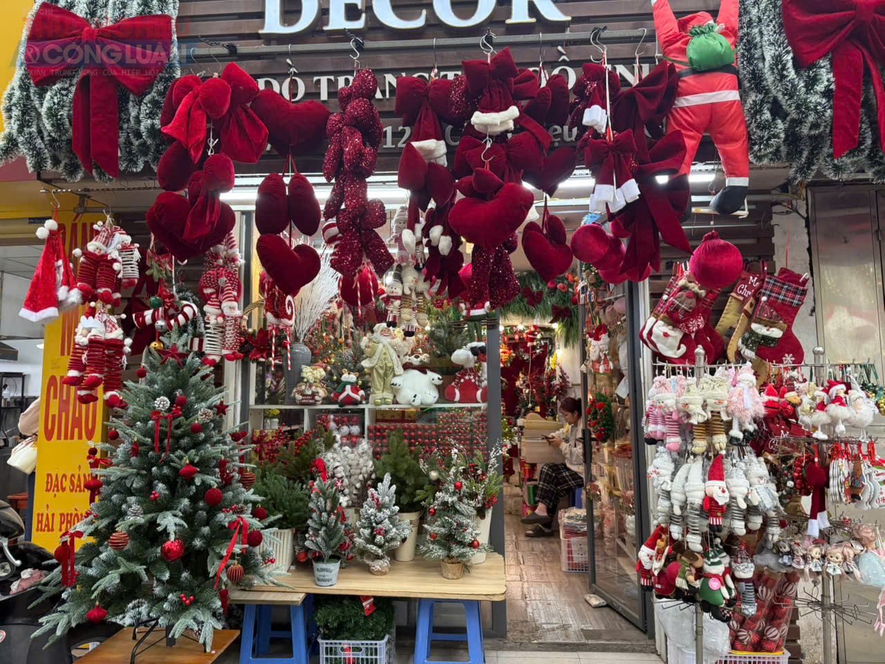 Nhiều gian hàng trang trí rực rỡ, thu hút người dân ghé xem và lựa chọn sản phẩm Noel.