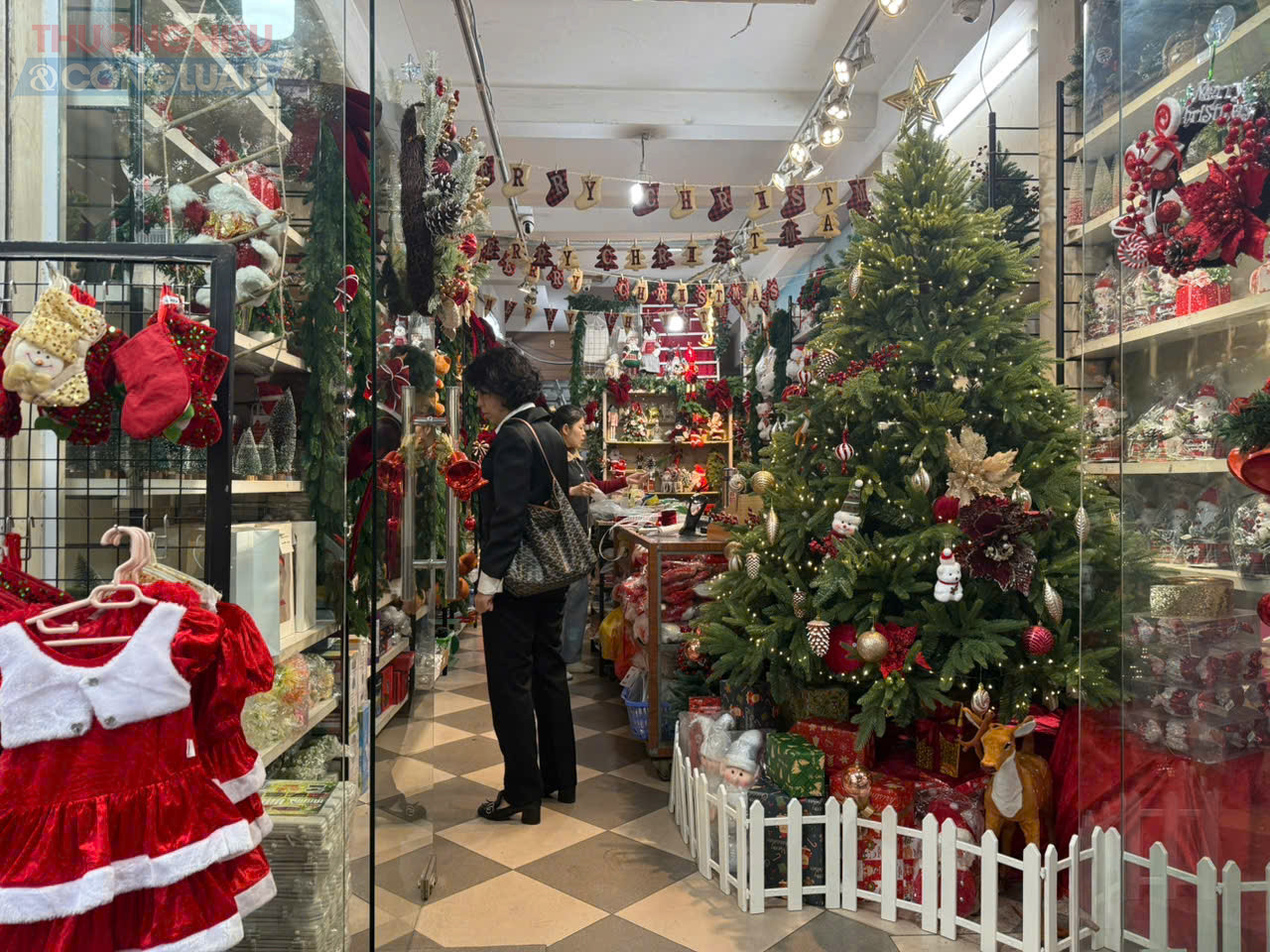 Người dân lựa chọn phụ kiện Noel tại một cửa hàng bán đồ trang trí trên phố.