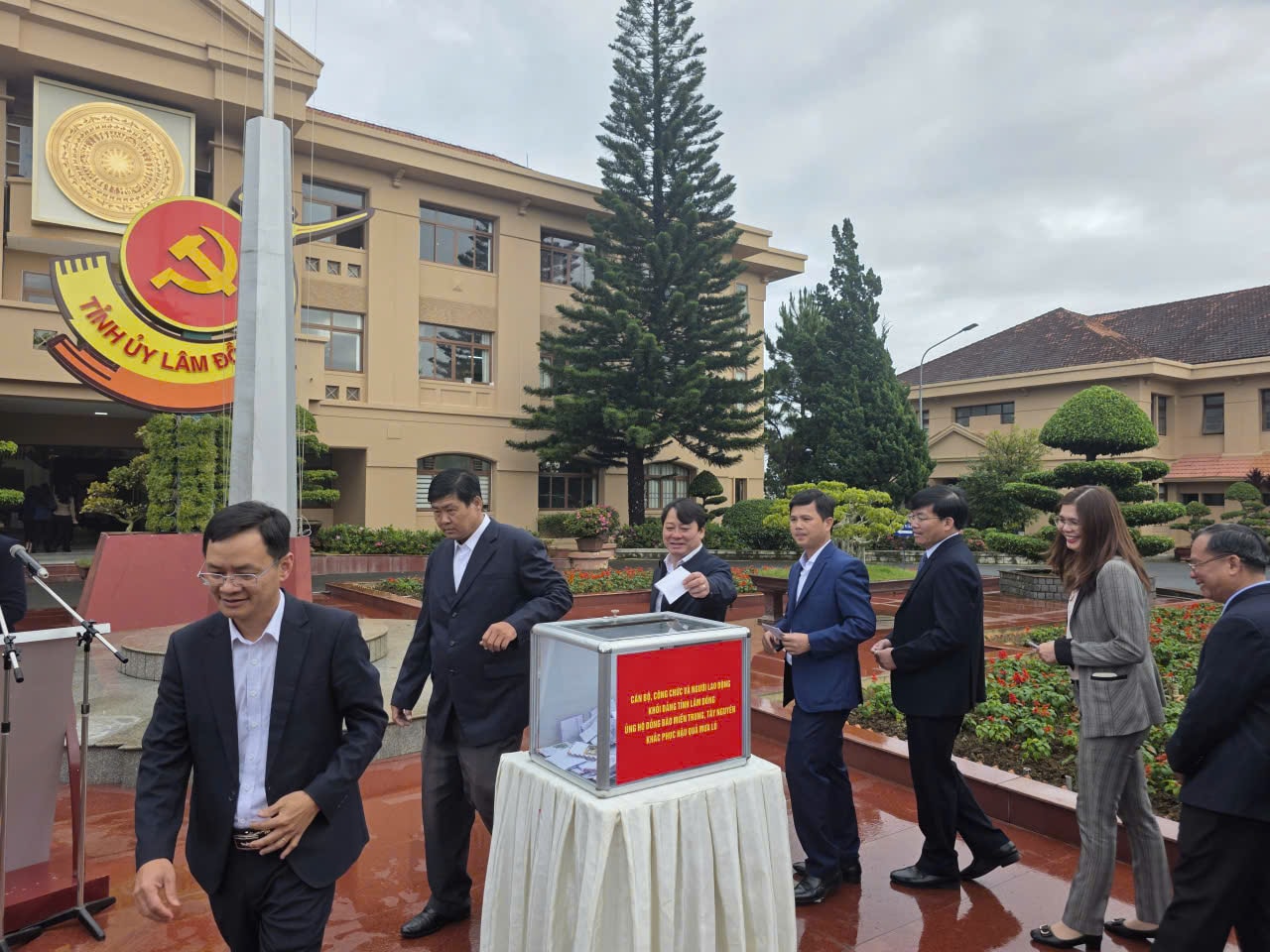 Cán bộ, công chức, viên chức và người lao động thuộc các cơ quan Đảng của tỉnh tham dự buổi quyên góp ủng hộ đồng bào vùng lũ Cán bộ, công chức, viên chức và người lao động thuộc các cơ quan Đảng của tỉnh tham dự buổi quyên góp ủng hộ đồng bào vùng lũ