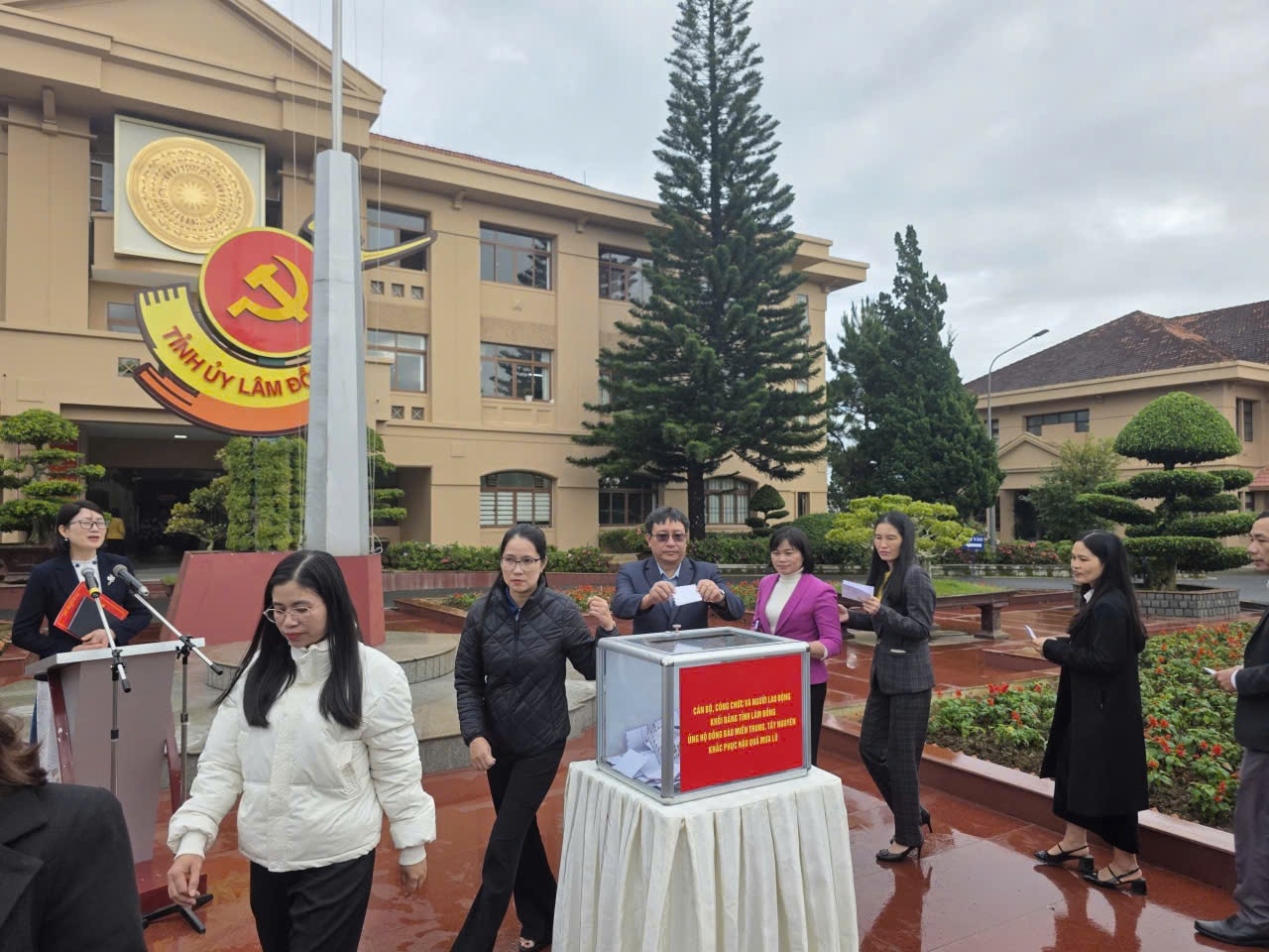 Cán bộ, công chức, viên chức và người lao động thuộc các cơ quan Đảng của tỉnh tham dự buổi quyên góp ủng hộ đồng bào vùng lũ Cán bộ, công chức, viên chức và người lao động thuộc các cơ quan Đảng của tỉnh tham dự buổi quyên góp ủng hộ đồng bào vùng lũ