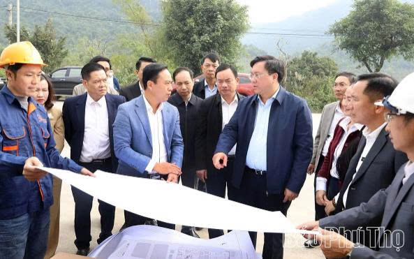 Chủ tịch UBND tỉnh Trần Duy Đông kiểm tra, tháo gỡ khó khăn Dự án chế biến rau quả thực phẩm, sản xuất bao bì, kho vận và kinh doanh cấu kiện thép tại xã Lạc Thuỷ