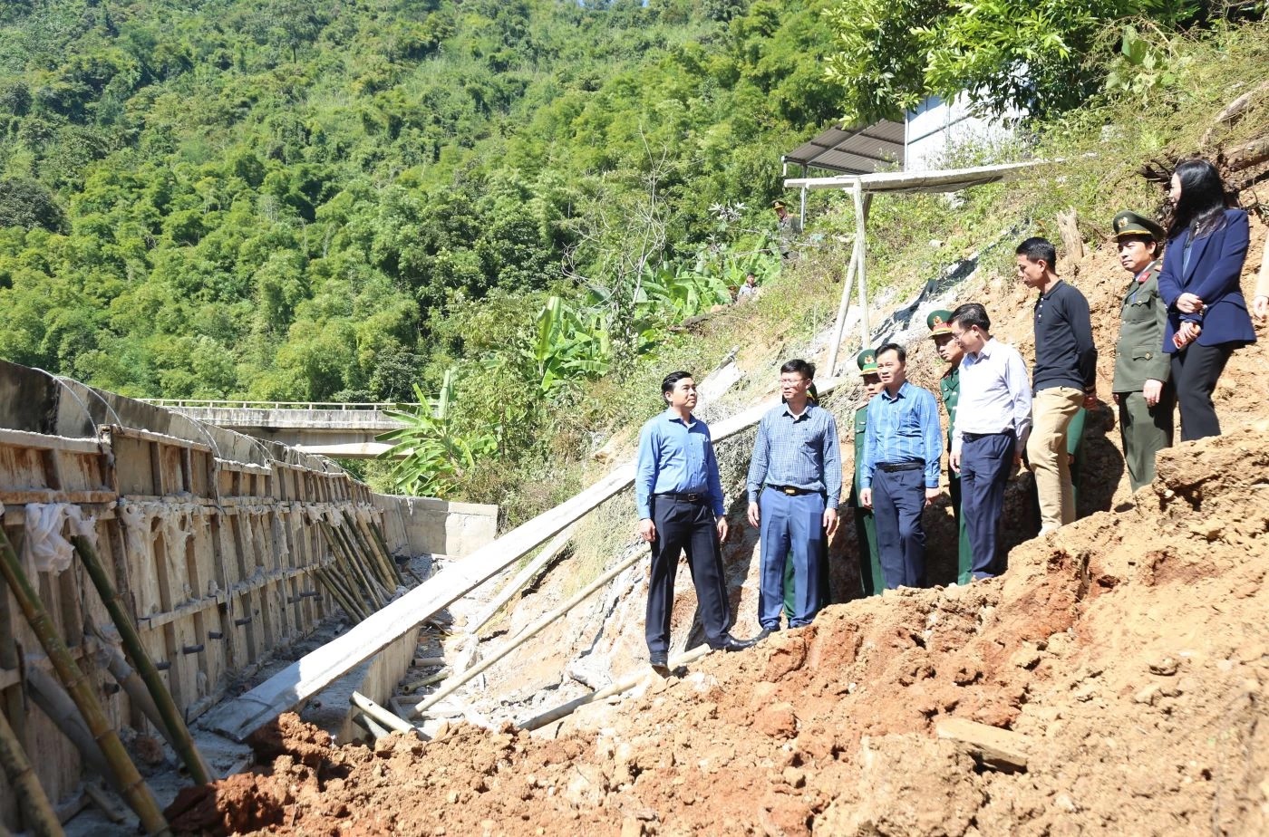 Chủ tịch UBND tỉnh Nguyễn Hoài Anh cùng các thành viên trong đoàn công tác kiểm tra tiến độ thi công dự án Kè chống sạt lở bờ tả suối Pong thuộc xã Mường Lát.