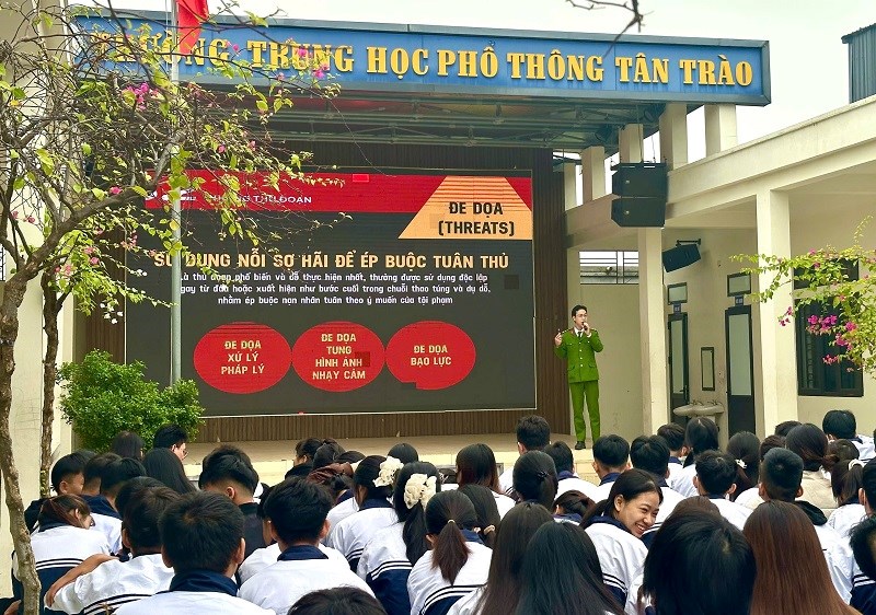 Thượng úy Nguyễn Trung Kiên - Bí thư Chi đoàn Công an xã An Khánh tuyên truyền chuyên đề “Phòng, chống bắt cóc trực tuyến - an toàn trên không gian mạng”.