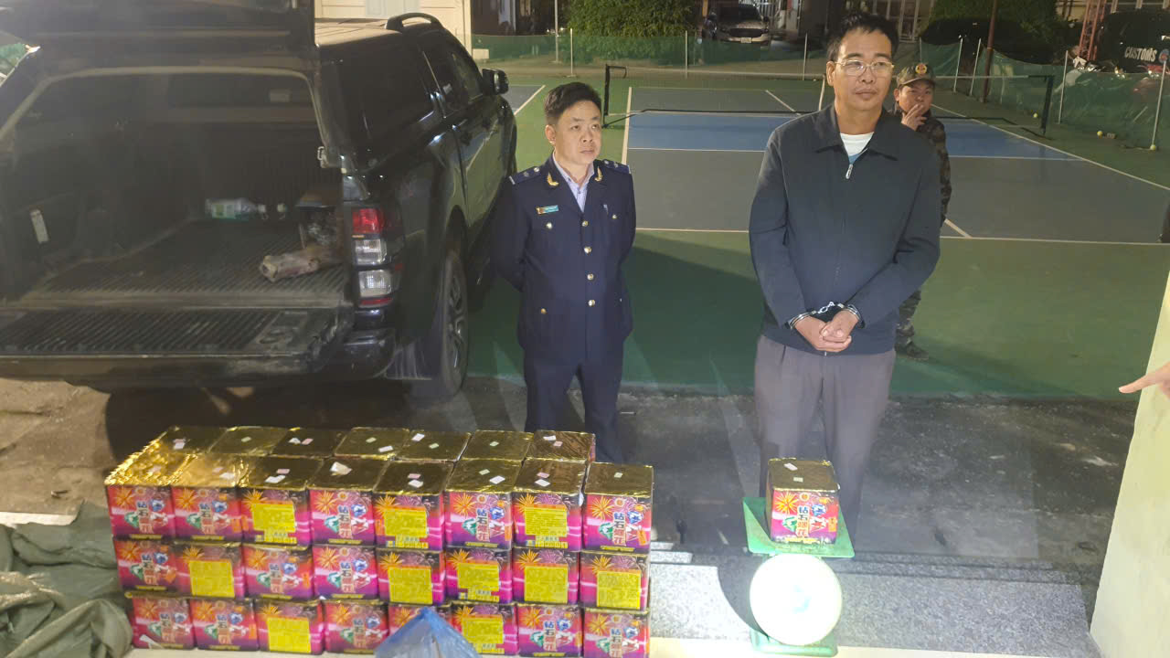 Cao Bằng: Hải quan và Công an chặn bắt xe tải vận chuyển 73,5kg pháo hoa nổ