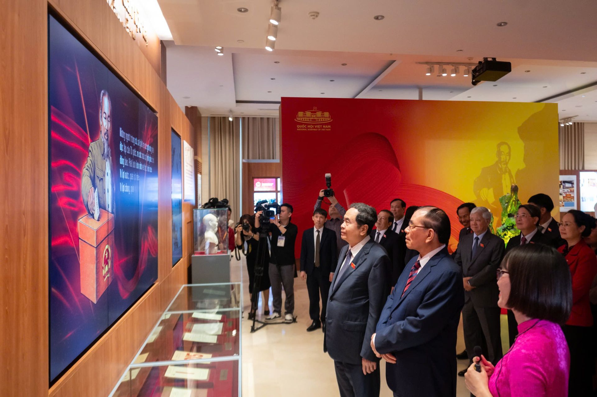 Chủ tịch Quốc hội Trần Thanh Mẫn và các đại biểu tham quan Bảo tàng Quốc hội Việt Nam