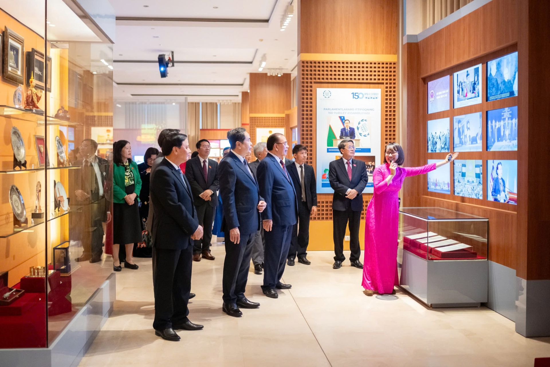 Chủ tịch Quốc hội Trần Thanh Mẫn và các đại biểu tham quan Bảo tàng Quốc hội Việt Nam