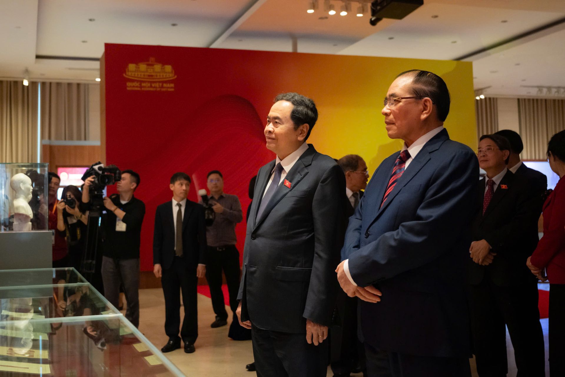 Chủ tịch Quốc hội Trần Thanh Mẫn và các đại biểu nghe giới thiệu về các hiện vật trưng bày tại Bảo tàng Quốc hội Việt Nam