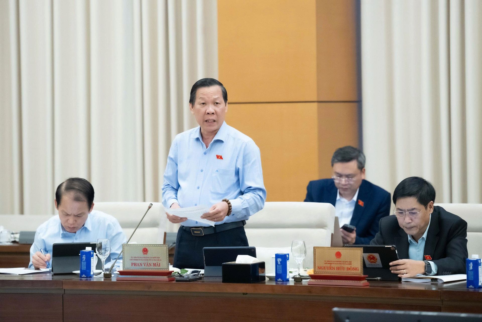 Chủ nhiệm Uỷ ban Kinh tế và Tài chính Phan Văn Mãi phát biểu