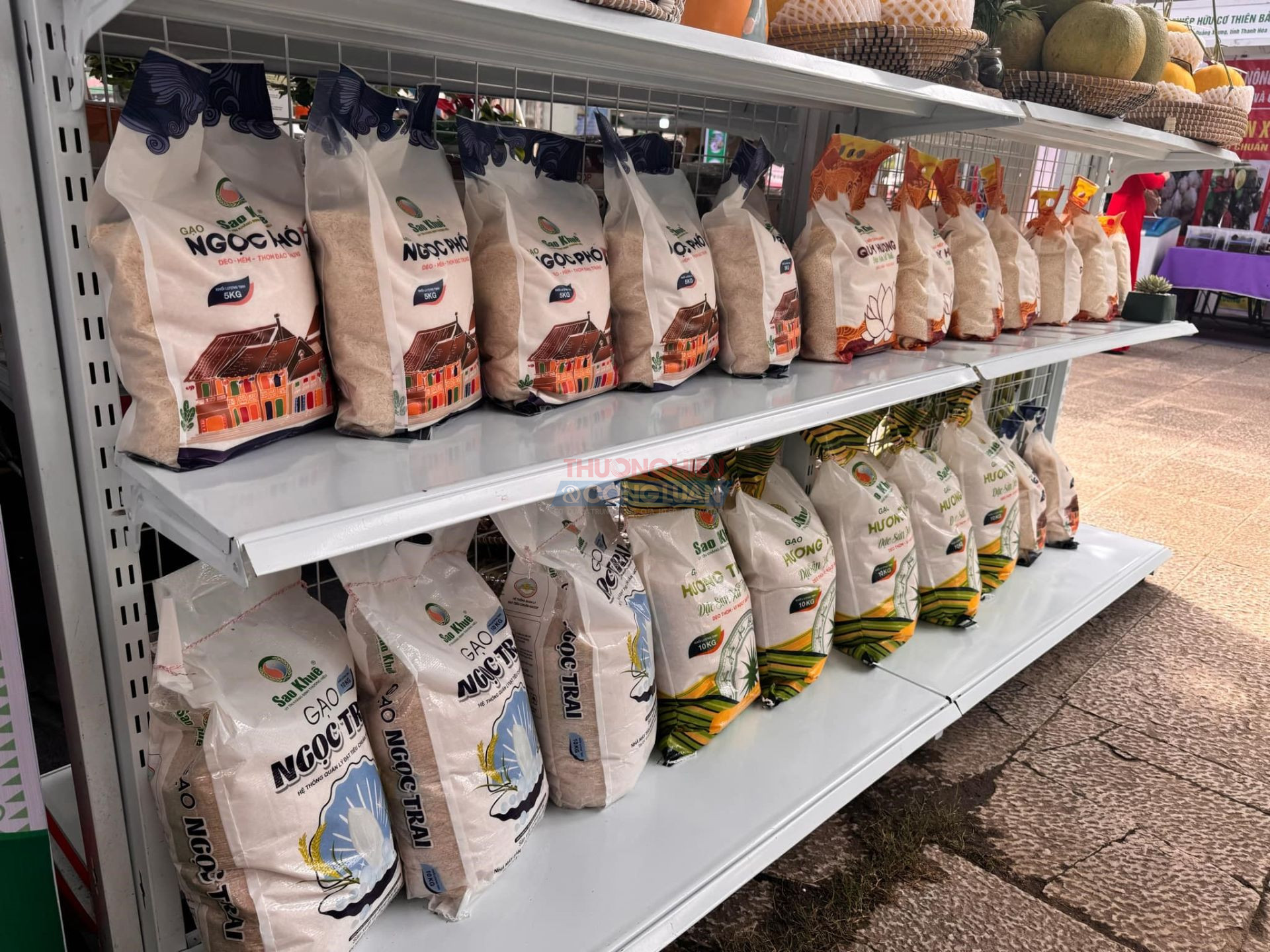 Khu trưng bày giới thiệu sản phẩm thương hiệu gạo Ngọc trai của công ty Sao Khuê, tỉnh Thanh Hóa Khu trưng bày giới thiệu sản phẩm thương hiệu gạo Ngọc trai của công ty Sao Khuê, tỉnh Thanh Hóa